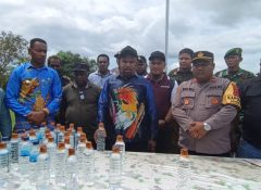 Bupati Jayapura Pimpin Pemusnahan Minuman Boplas di Distrik Unurum Guay
