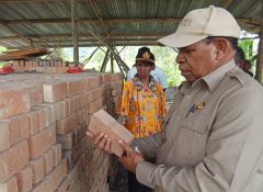 Bupati Yalimo Tinjau Usaha Pembuatan Batu Bata Kelompok SIAK, Pemda Siap Berikan Dukungan Penuh