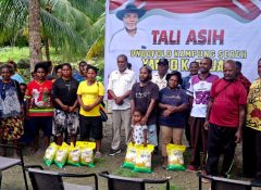 Hadir Bagi Masyarakat, Ondofolo Kampung Sere Salurkan Tali Asih Kepada Warga Jalan Baru Sentani