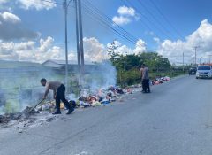 Saat Patroli, Anggota Sat Binmas Polres Jayapura Sigap Padamkan Api dan Bersihkan Tumpukan Sampah
